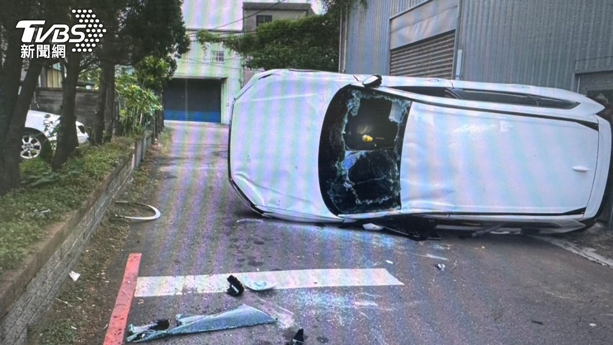 載一家人出門！休旅車自撞矮牆「翻車竄煙」　玻璃全碎險逃