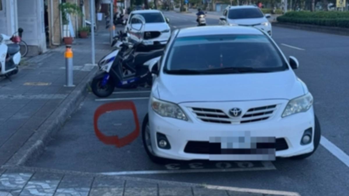 省停車錢？車格「只停一半」遭控躲收費感應偵測　交通處：已違法