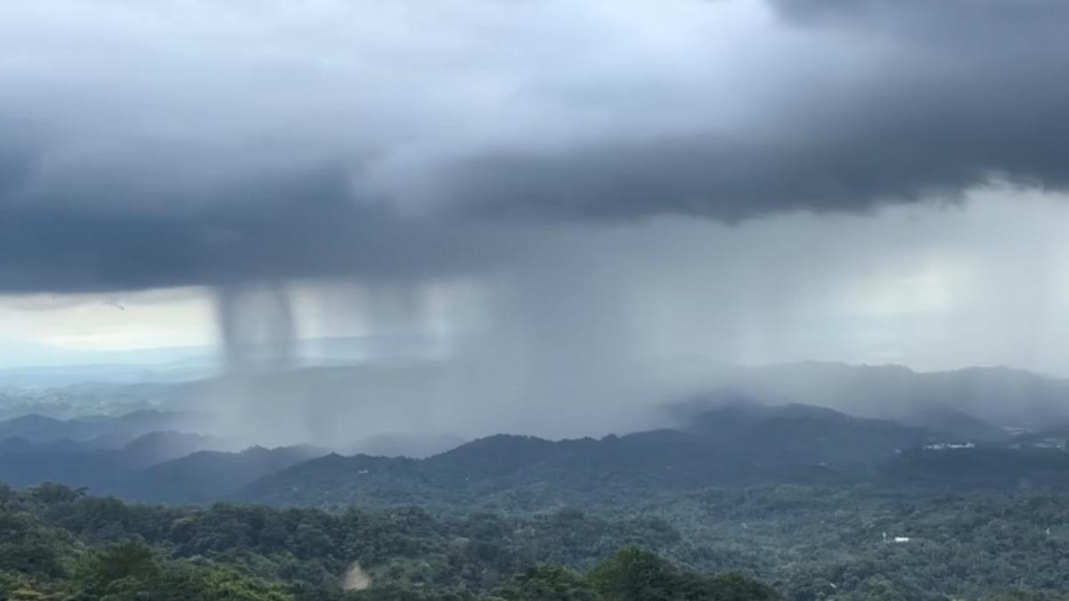 台中大坑大雨現「天降雨瀑」如水龍頭開啟　太平紅磚圍牆崩塌釀災