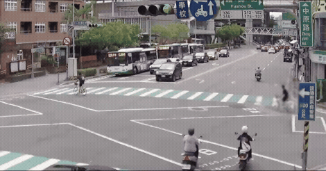 單車屁孩飆速闖紅燈　他遭公車迎面猛撞躲死劫
