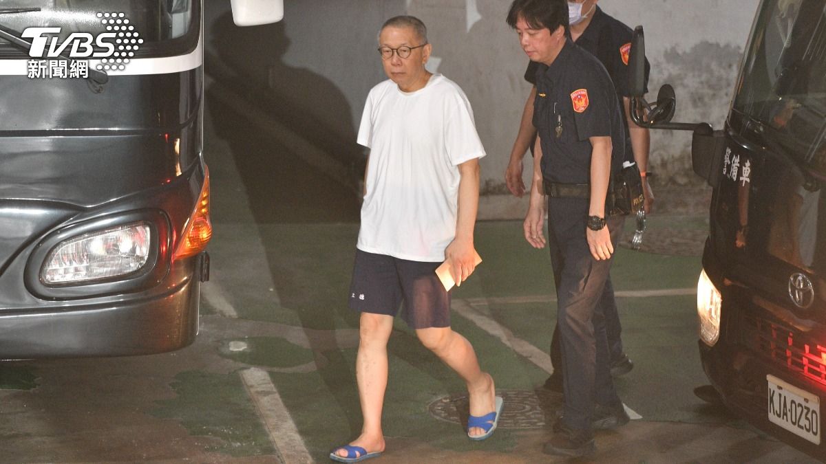 柯文哲裝電子腳鐐進北院　陳佩琪備「艾草香水包」幫除穢