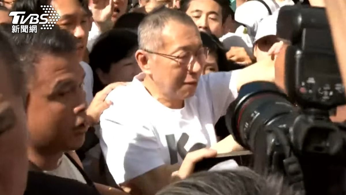 為了見阿北！北院外小草瘋狂喊加油　推擠混亂畫面曝