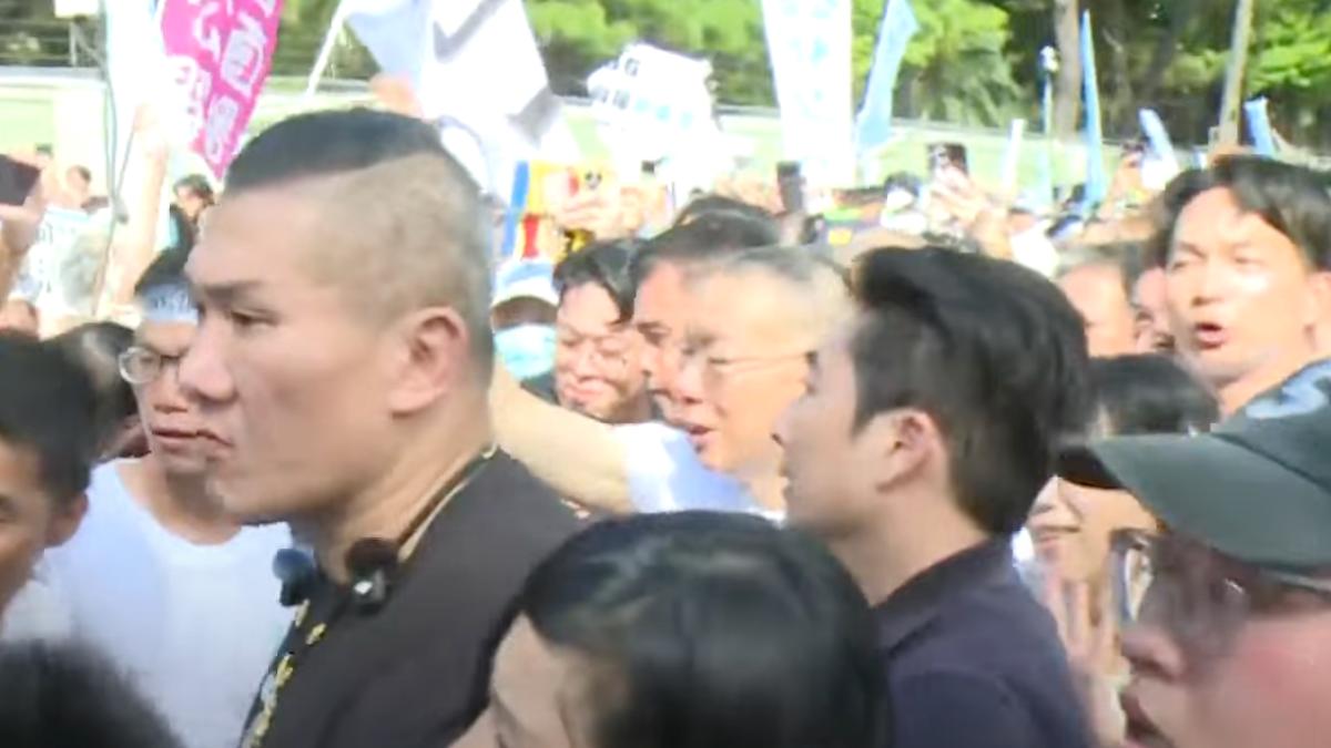 小草簇擁！柯文哲步出北院上車花20分鐘　高喊：絕不屈服、投降