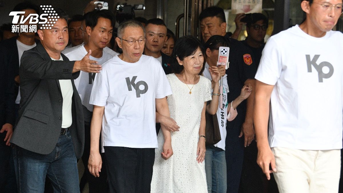 民眾黨前主席柯文哲交保，由妻子陳佩琪、現任主席黃國昌陪同。（圖／胡瑞麒攝）