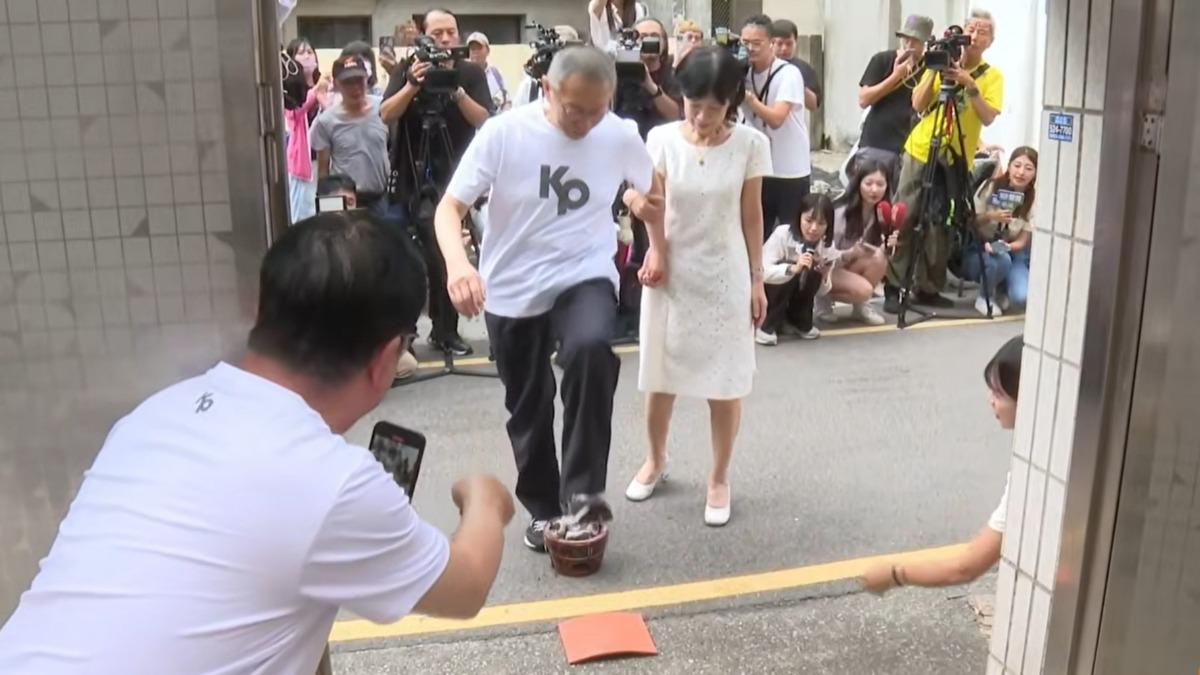 快訊／柯文哲回家了！左腳過火爐進門　小草狂喊「清清白白」