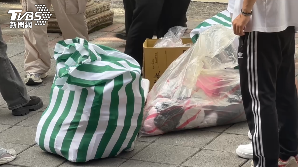 柯文哲看守所內私人物品曝光　兩個大帆布袋內全都是書
