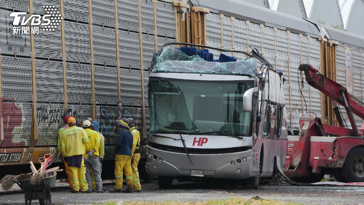 墨西哥貨運列車撞上雙層巴士　至少8死45人受傷