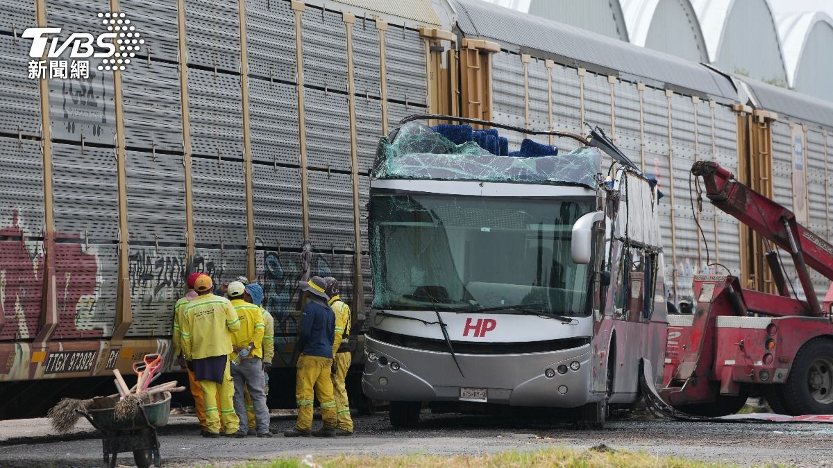 墨西哥火車撞雙層巴士！「車頂噴飛」畫面曝10死61傷