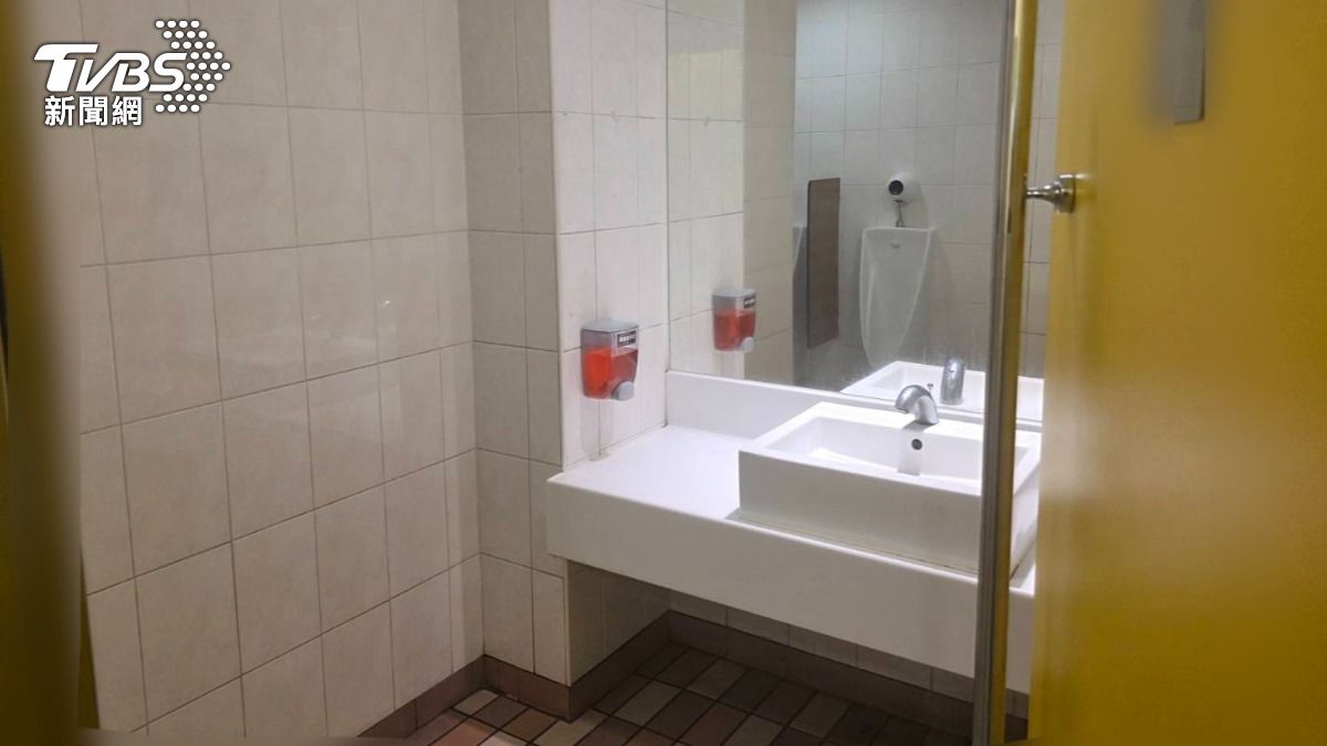 高雄男子一間麥當勞廁所驚見屍體。（圖／TVBS）