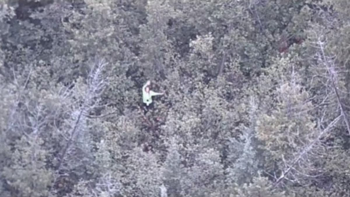 女子對直升機揮手。（圖／翻攝自 X @mspnorthernmi）