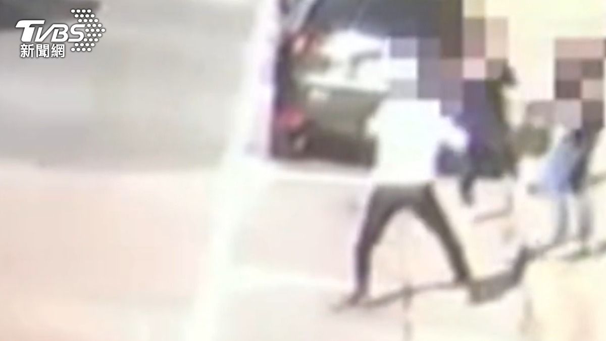 獨家／騎士遭「叭」移車又折返　兩度爆衝突　毆駕駛害眼眶骨折