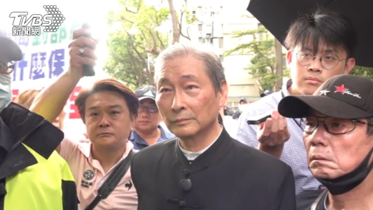 踢館劉世芳！　白狼赴內政部　警架拒馬伺候