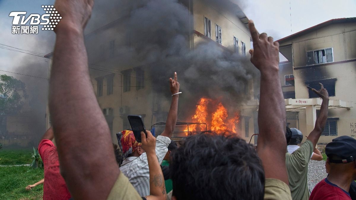 抗議者抗議政府社交媒體禁令和腐敗的示威活動，燒毀執政的尼泊爾共產黨辦公室。(圖／達志影像美聯社)