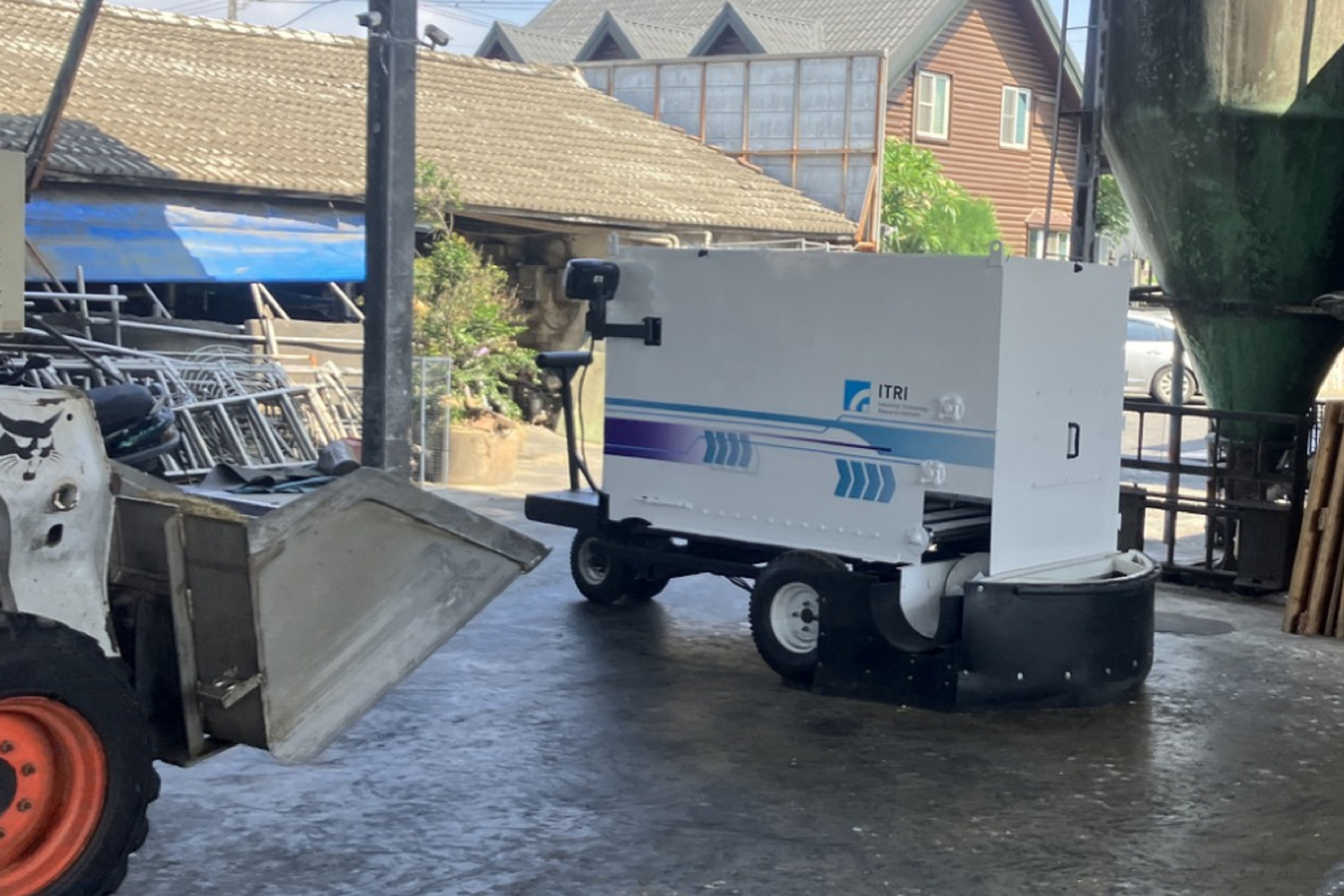 工業技術研究院與農業部畜產試驗所、經濟部等合作開發國產智慧型電動餵飼車，在酪農戶試用獲不錯評價。（圖／中央社）