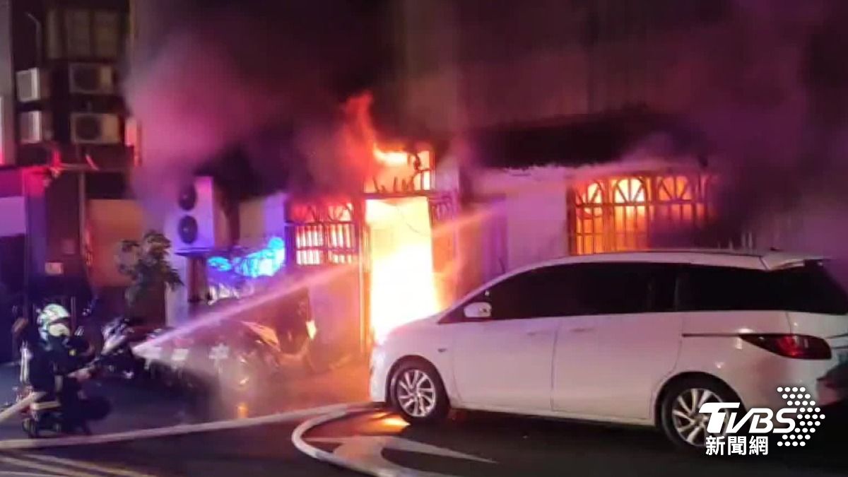 消防隊到場時全面燃燒。（圖／TVBS）