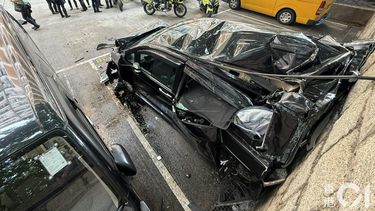 車殼全變形！港土瓜灣驚悚車禍　電動車失控釀1死6傷
