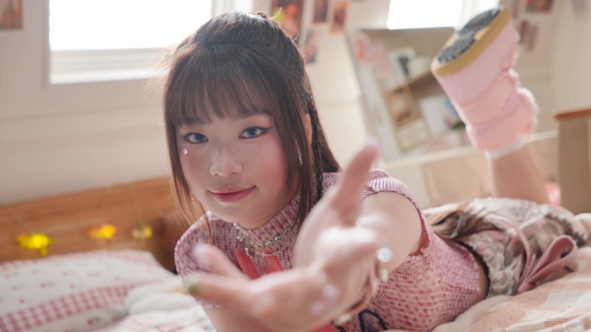 欣菲化身「心動快遞員」發送新歌〈愛我就送超急件〉。（圖／品緁娛樂提供）