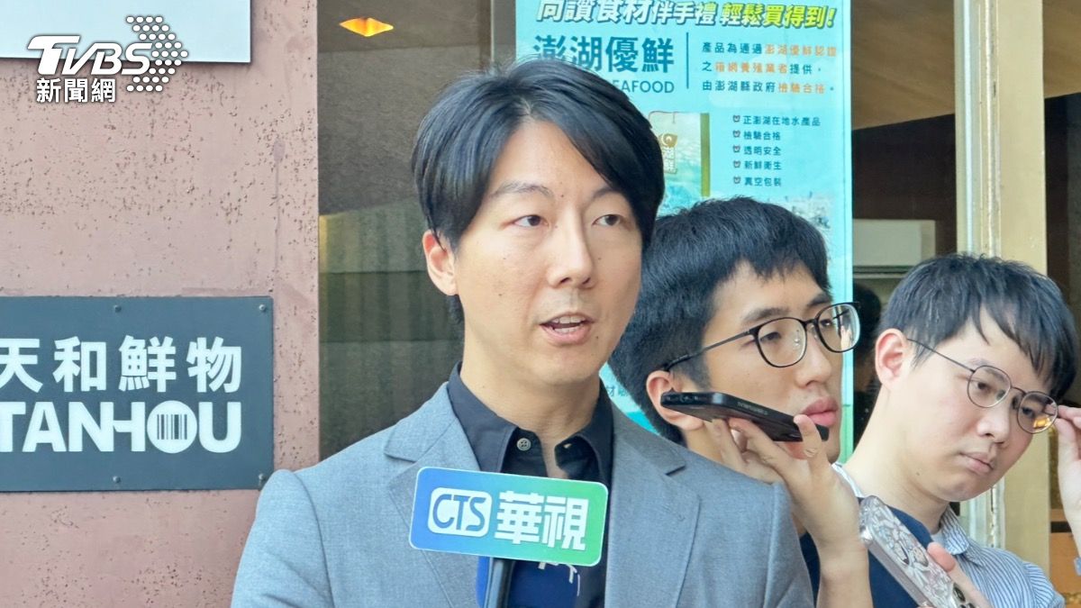 民進黨發言人吳崢於選對會會議後轉述會中內容。（圖／潘袁詩羽攝）