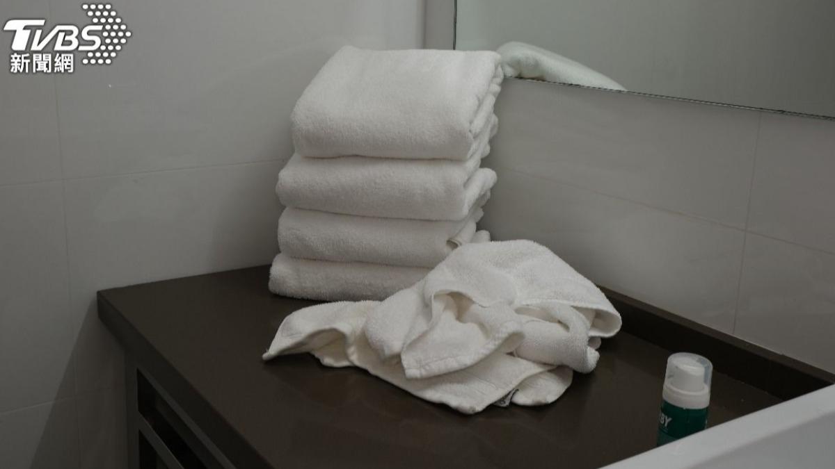 美國研究發現，浴巾若連續3天不洗，細菌量竟像用馬桶擦全身一樣驚人。(示意圖／達志影像Shutterstock)
