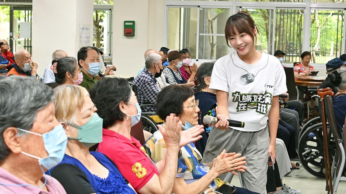 兒童台姐姐榮民之家帶動「神曲」〈卡恰布列島〉　驚見曾參戰阿嬤