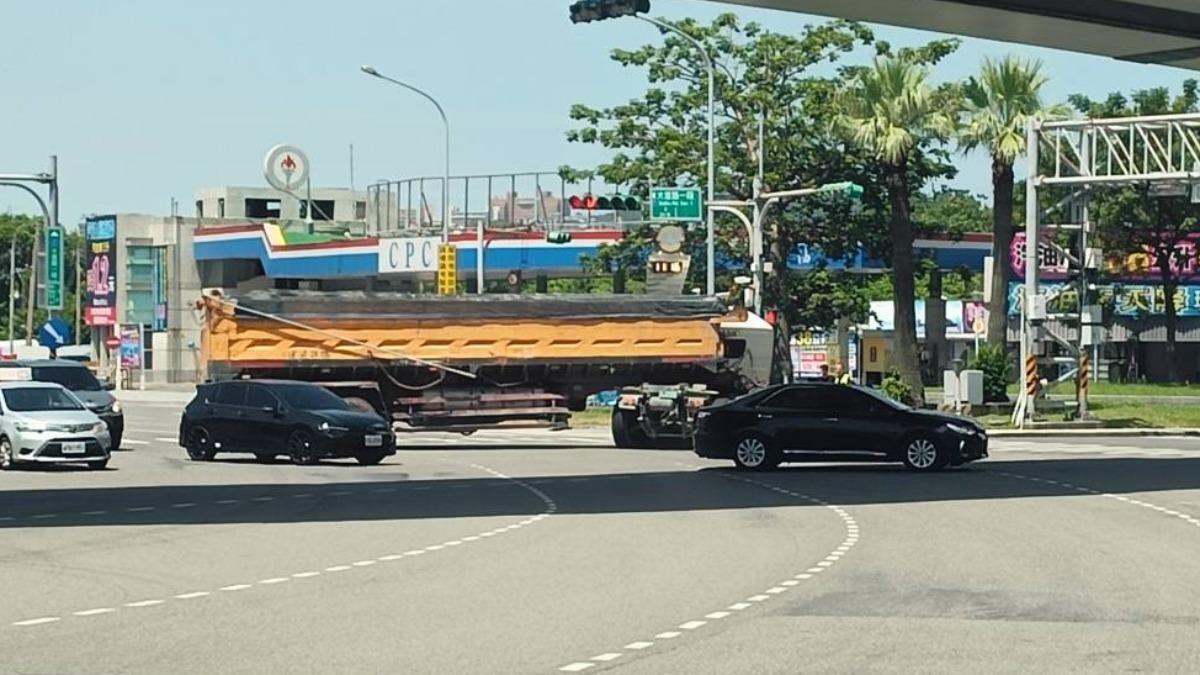 快訊／北投聯結車「折甘蔗」斷頭　占據三車道