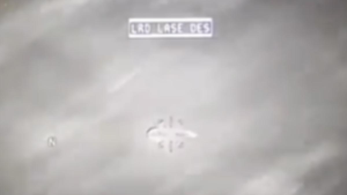 美國一名國會議員今天公布一段影片，據稱畫面是美軍追蹤葉門外海一個發光不明物體時，朝對方發射「地獄火」飛彈後飛彈竟被彈開。　（圖／翻攝自X@RepEricBurlison）