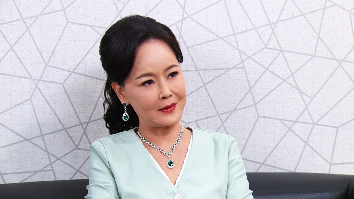 岳虹在《百味人生》飾演強勢又自私的大集團董事長「蕭秀春」。（圖／三立提供）