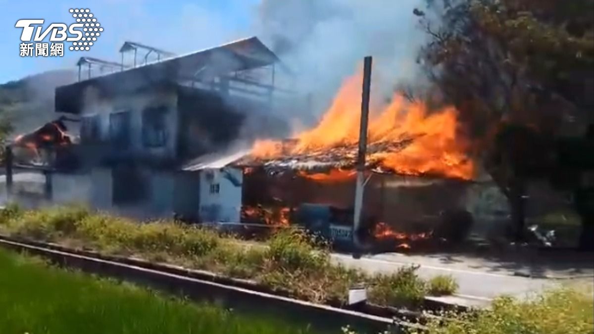 花蓮光復住宅起火竄濃煙！燒到近乎半毀　屋主外出逃死劫