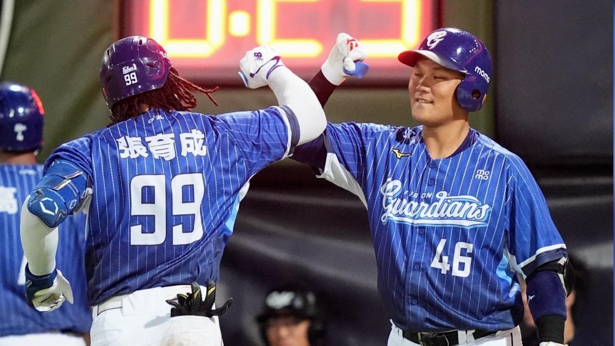 中華職棒富邦悍將隊10日作客天母棒球場交手味全龍隊，靠著張育成（左）、范國宸（右）先後敲出2分砲。（圖／富邦悍將提供）