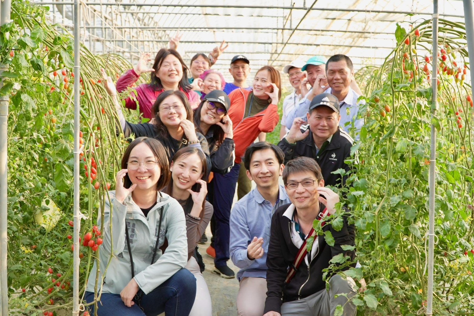 嘉義鹿草鄉公所近日推出免費「兩天一夜低碳驚喜小旅行」，鄉長嚴珮瑜（前左）將親自駕駛特斯拉電動車接送獲選旅人。（圖／中央社）