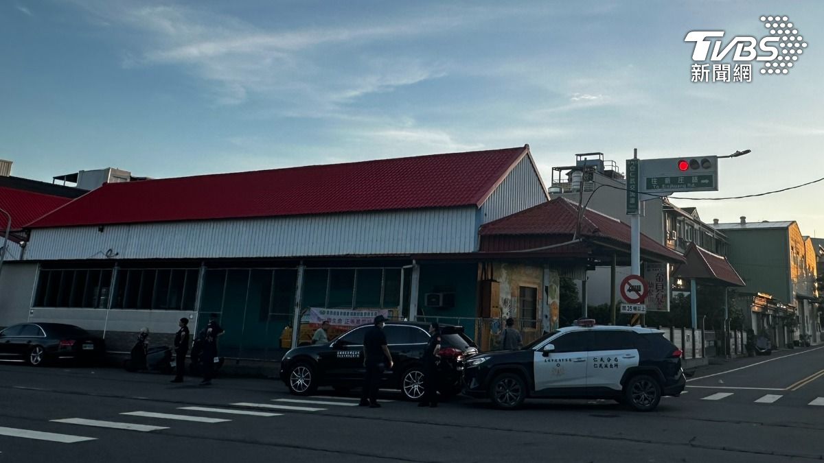 一台銀色休旅車不明原因衝撞幼兒園。（圖／TVBS）