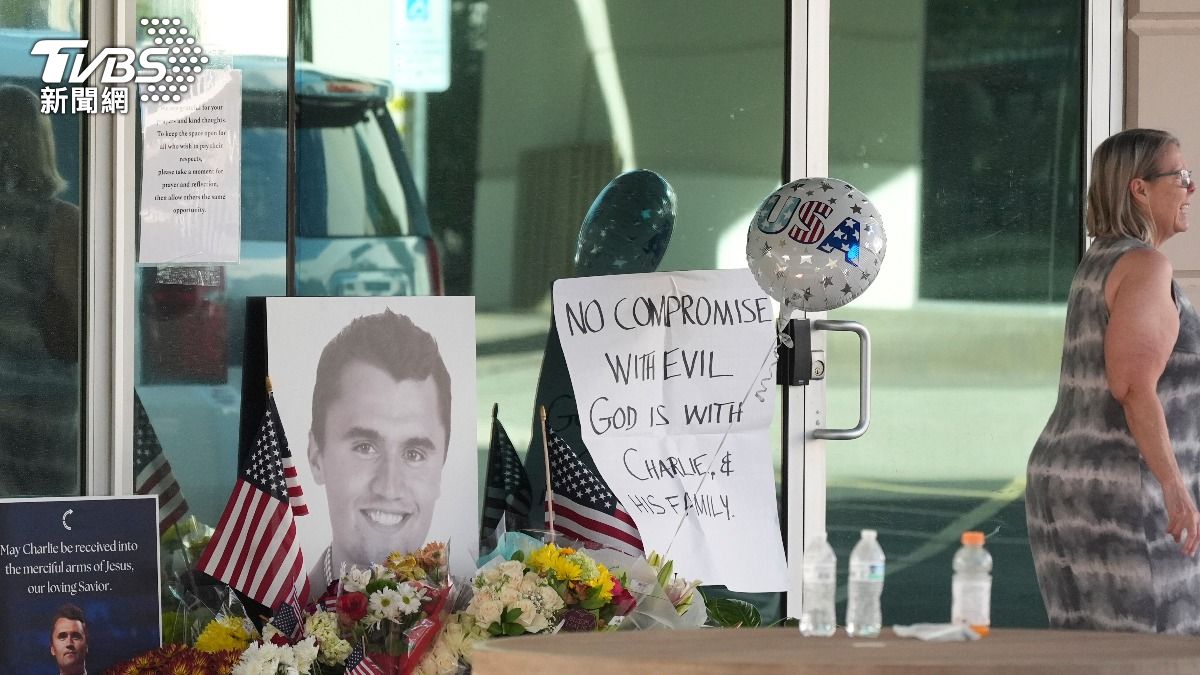 川普盟友柯克（Charlie Kirk）遭槍擊身亡，民眾致哀。（圖／達志影像美聯社）