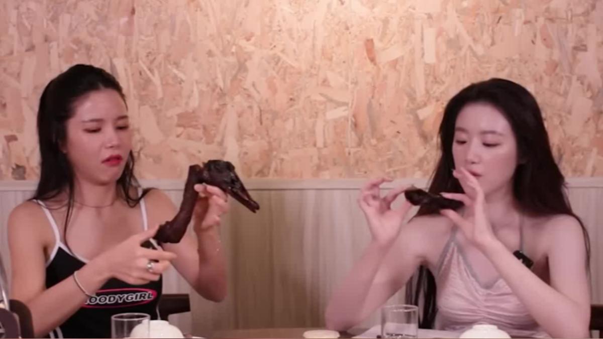 Taiwanese idol Shuhua brings YouTube show Inspector to Taiwan (Courtesy of 鑑定師：Inspector) I-dle’s Shuhua launches Taiwan version of Inspector show