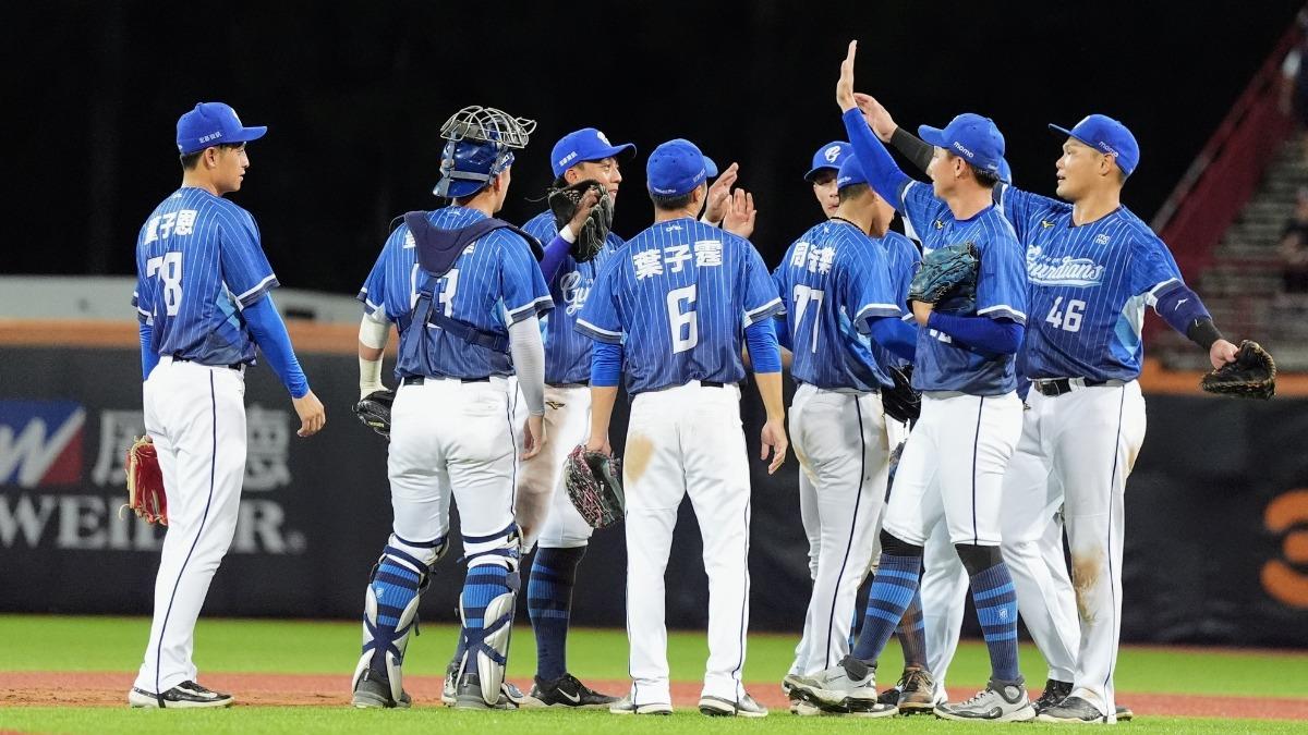 富邦悍將單場2度在滿壘時敲出三壘安打，追平高懸34年的罕見紀錄。（圖／翻攝自「Fubon Guardians 富邦悍將棒球隊」臉書）