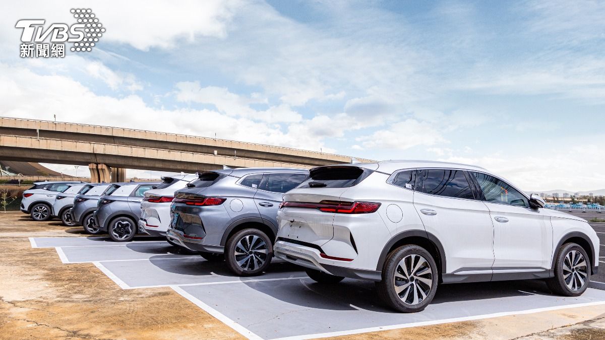 排名第一的白色幾乎是網友公認的「安全牌」。（示意圖／shutterstock達志影像）