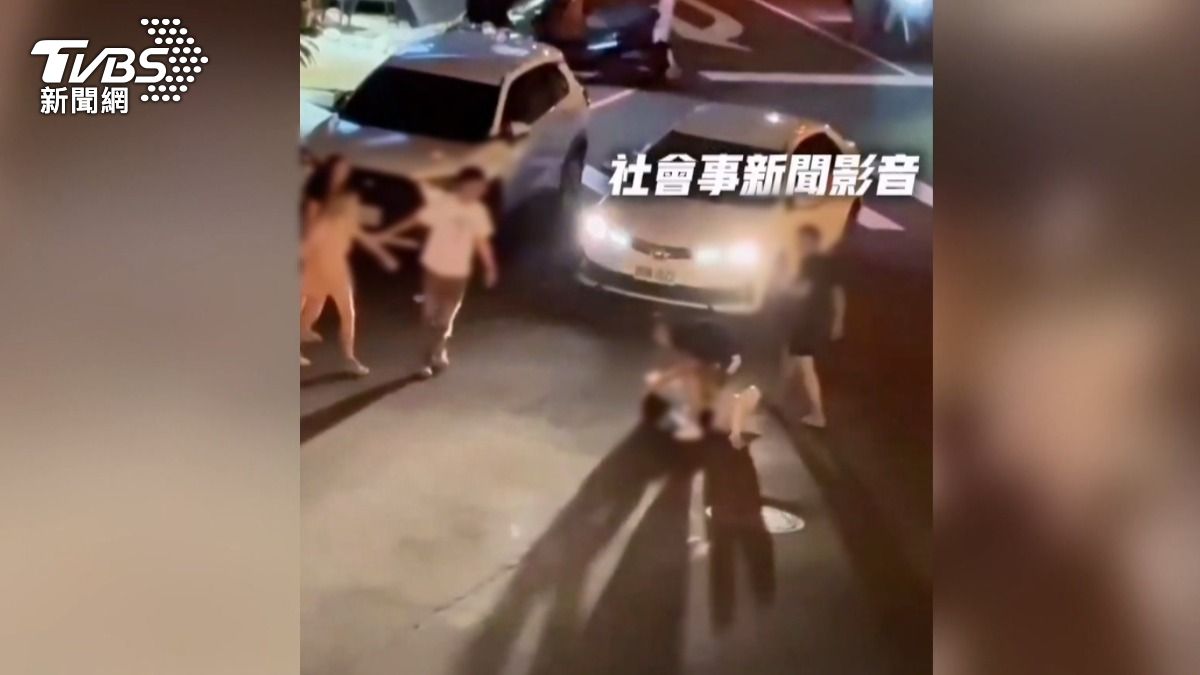 19歲男路中壓制30歲前女友　「拉扯頭髮狂毆」畫面震驚。(圖／社會事新聞影音)