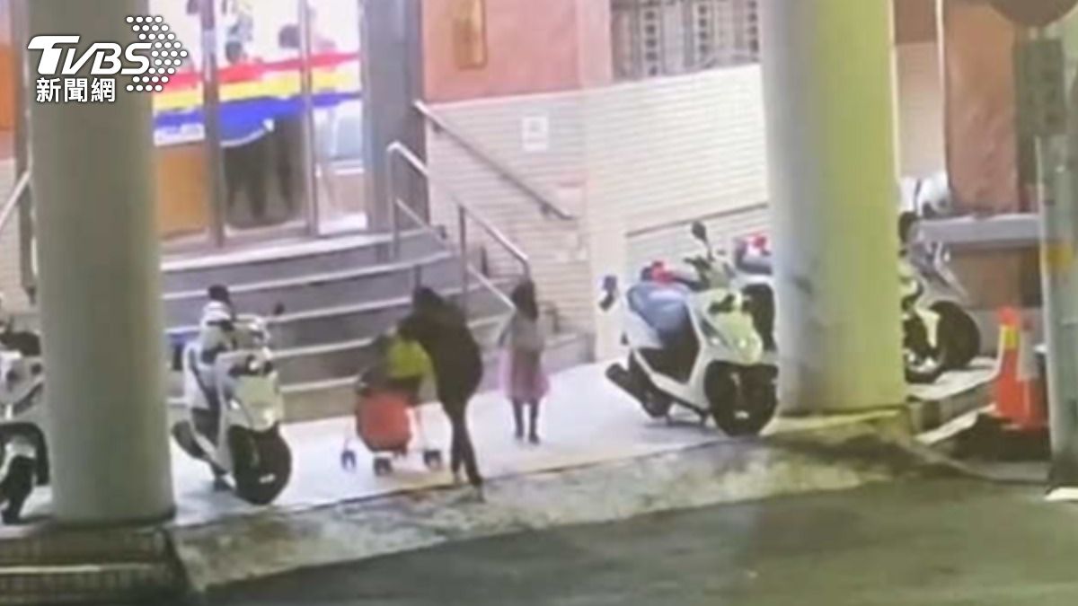 三十歲婦獨養二子！派出所前崩潰「只剩6000元過活」，警暖心救援。（竹市警一分局提供）
