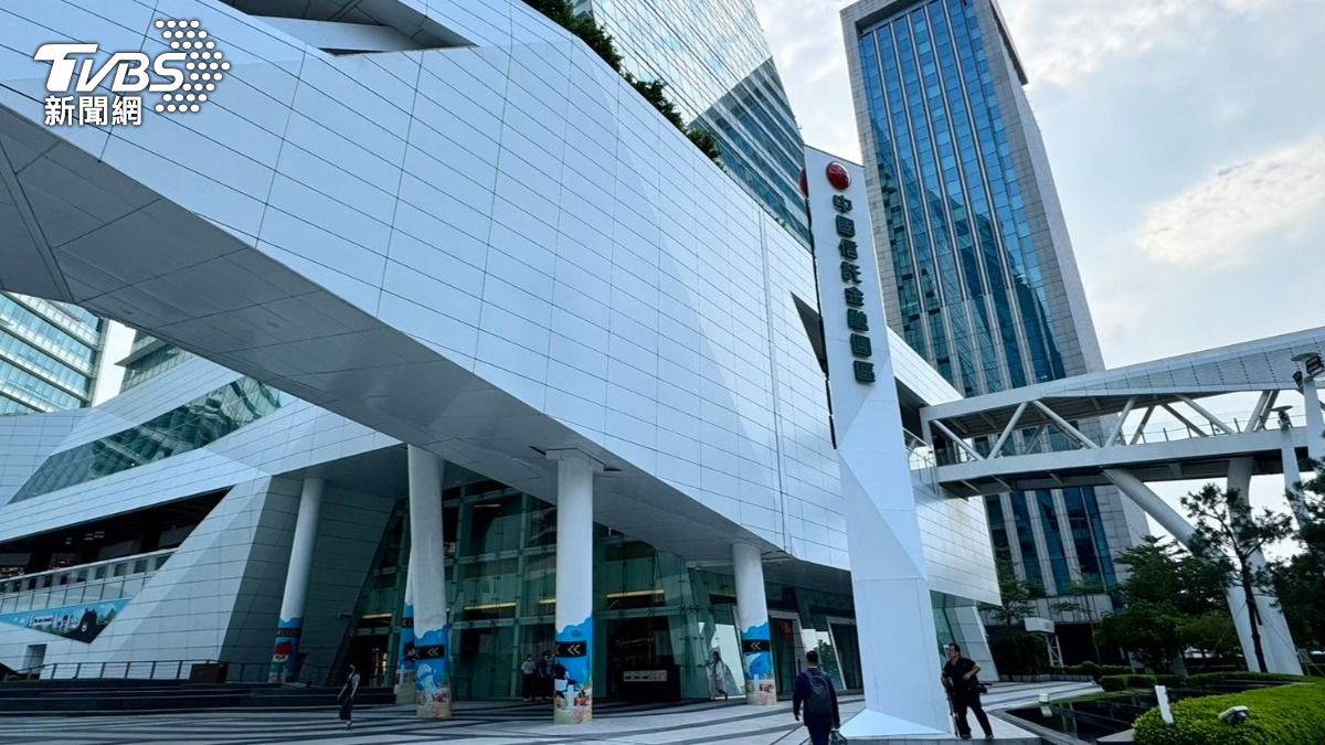 中信金控（2891）今（12）日舉辦法說會，公布2025年上半年稅前盈餘414.4億元，累計稅後盈餘為358.4億元。（圖／謝佩穎攝）