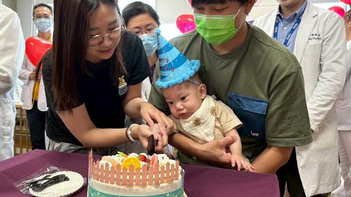 台中市一名李姓男嬰心房中隔大型缺損，又染上新冠病毒，所幸從鬼門關逃離。（圖／梧棲童綜合醫院提供）