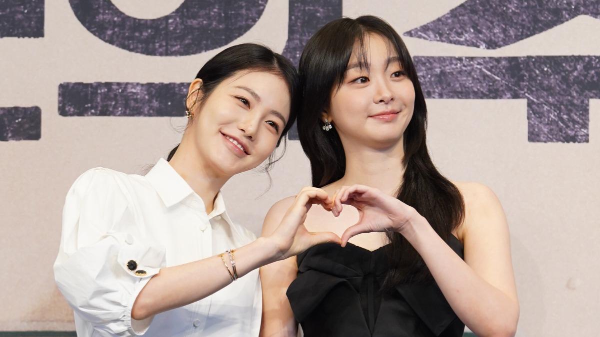 辛叡恩（左）感謝金多美她更快進入角色。（圖／Hami Video提供）