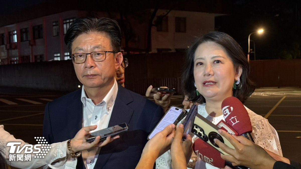 民進黨立委郭國文（左）、吳思瑤（右）12日晚間受訪。（圖／潘袁詩羽攝）