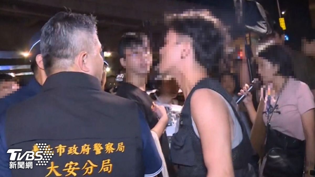 公館圓環拆除爆衝突！抗議男子朝警「連揮數拳」　警方要辦了