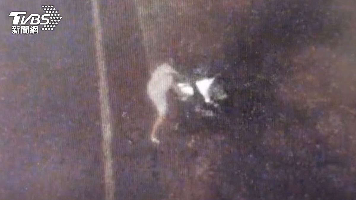 國3離奇車禍！自撞護欄車全毀　駕駛翻護欄躲警逃下邊坡