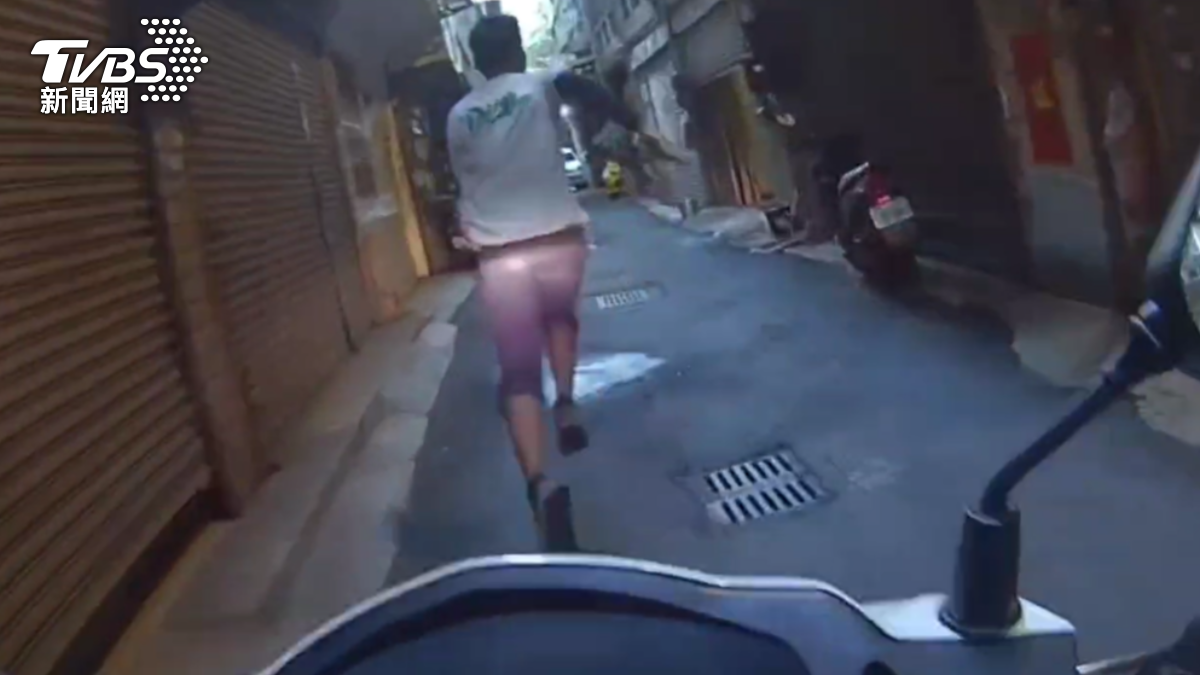 有警察！3男狂奔　他跑百公尺假動作「跌倒落網」是通緝犯