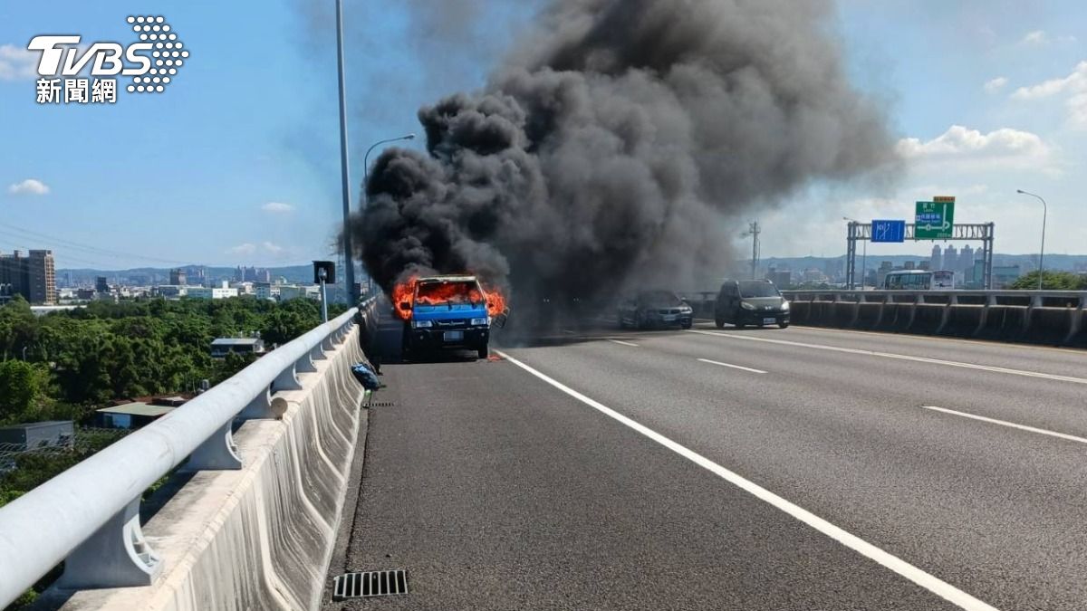 快訊／國1高架桃園段火燒車　貨車後斗枯葉起火濃煙竄天