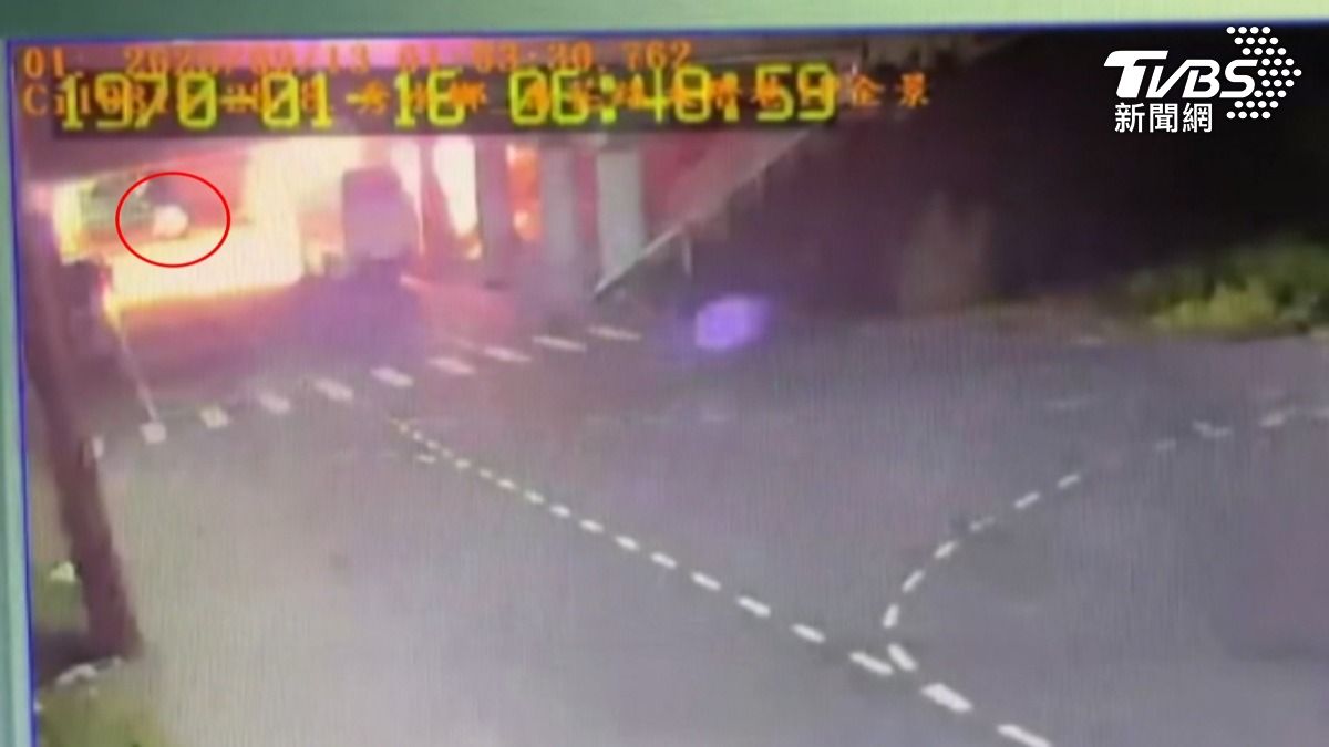 「火球險砸中警車」紅光乍現 員警迴轉通報並交管