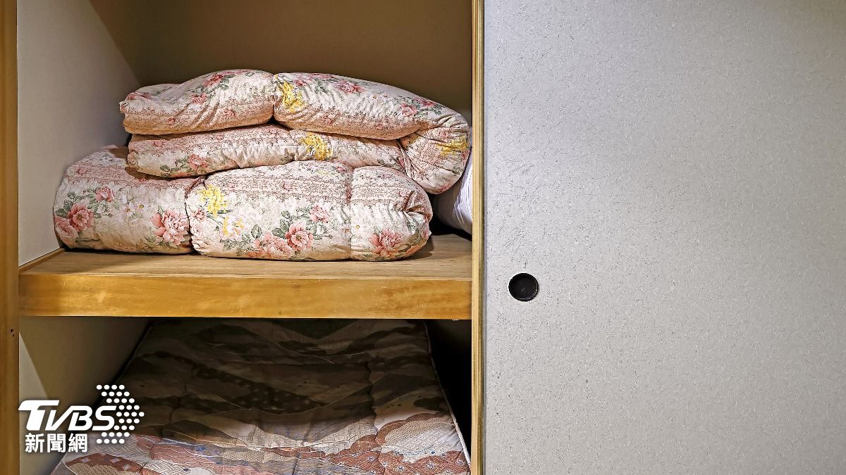 日本一名愛存錢的婦人離世後，女兒與外孫在她的衣櫃中意外發現一道隱藏門。　（示意圖／達志影像Shutterstock）