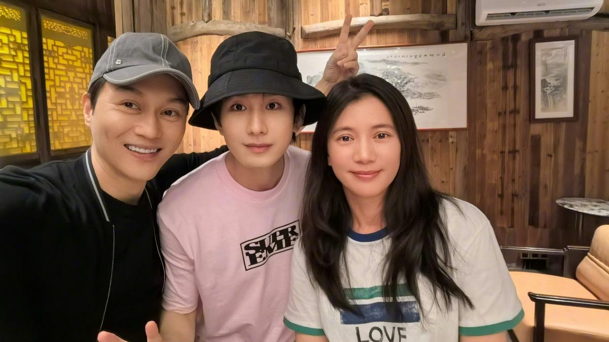 張智霖（左）與成毅（中）再續師徒情緣，袁詠儀（右）探班掀回憶殺。（圖／翻攝自袁詠儀微博）