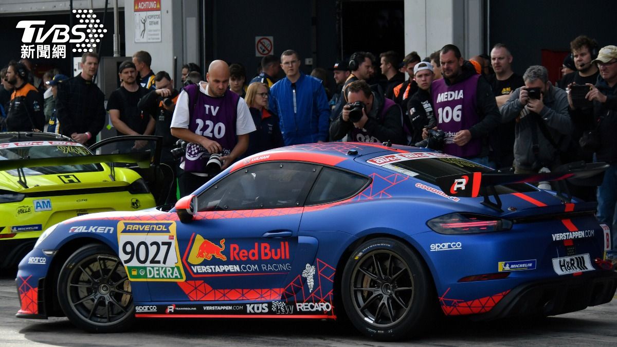 維斯塔潘今天參賽的保時捷也充滿滿滿的紅牛元素。(圖/達致影像美聯社)