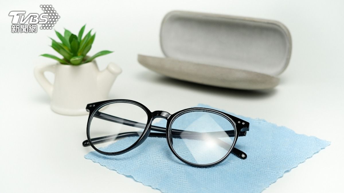 驗光師提醒眼鏡不能接觸高溫。（示意圖／shutterstock達志影像） 